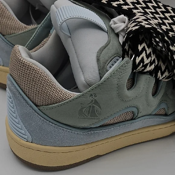 Stylish High-Top Sneakers with Bold Laces USED 1X